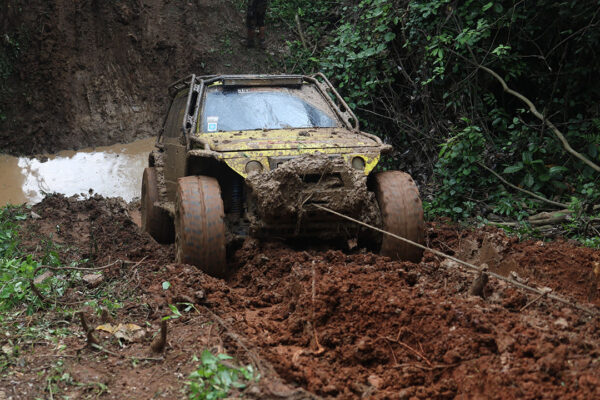 Ratusan Offroader Tantang Medan Ekstrem demi Hadiah Toyota Land Cruiser FJ-40 di Jungle Rush 2025 Ratusan Offroader Tantang Medan