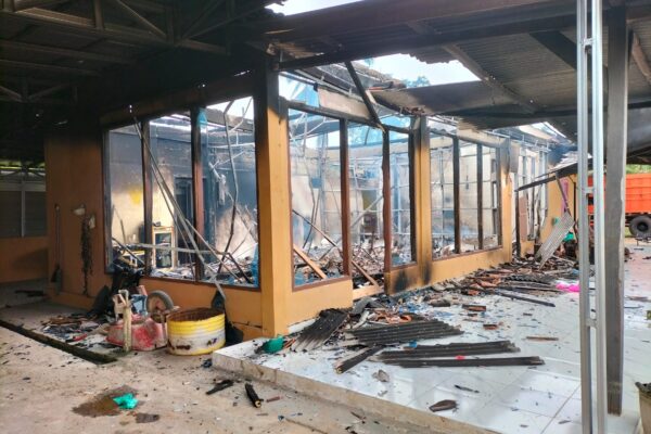 Amarah Warga Memuncak! Rumah Kepala Kampung Gunung Agung Dibakar Massa, Ini Dugaan Penyebabnya Amarah Warga Memuncak