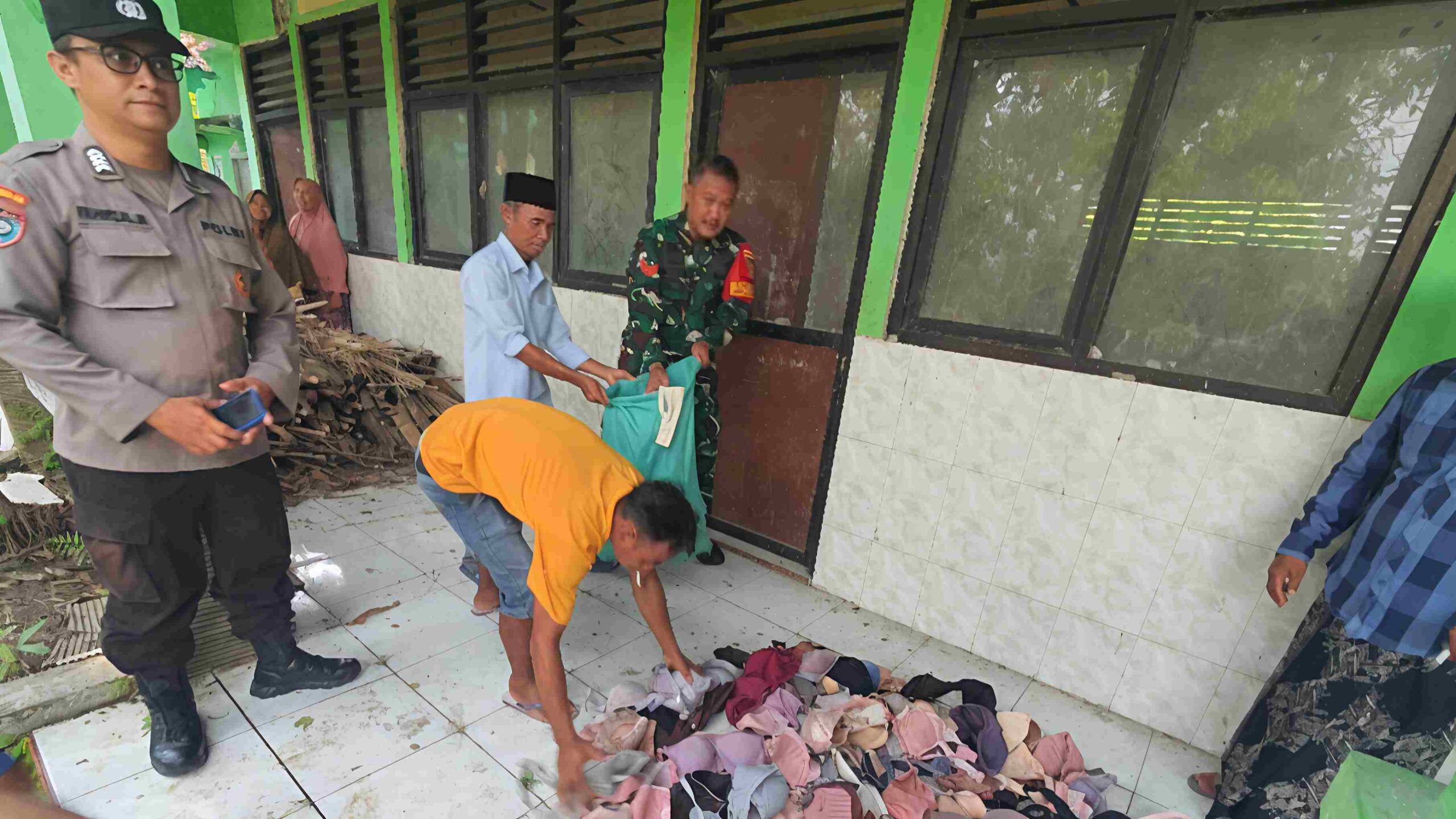 Ratusan Bra Berserakan
