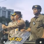 Lengah Pegang HP di Trotoar