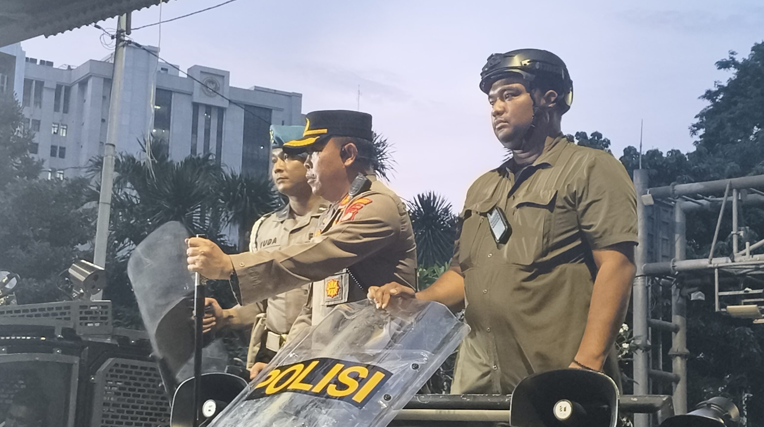 Lengah Pegang HP di Trotoar