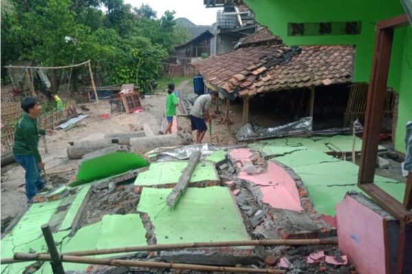 Pergeseran Tanah Rusak 8 Rumah di Bekasi, BPBD Kerahkan Tindakan Darurat Pergeseran Tanah Rusak 8 Rumah di Bekasi