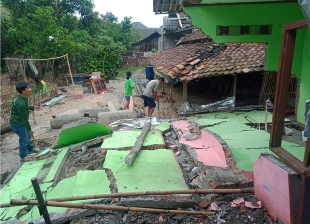Pergeseran Tanah Rusak 8 Rumah di Bekasi