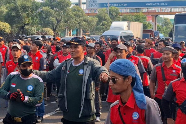 Ribuan Buruh dari Bekasi Padati Monas, Suarakan Tuntutan di Hari Buruh Nasional Ribuan Buruh dari Bekasi