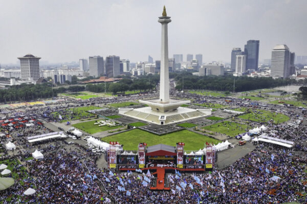 Ribuan Buruh Sambut Kehadiran Presiden Prabowo di Monas pada May Day 2025 Ribuan Buruh